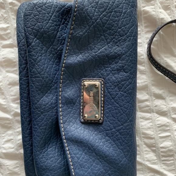 Nine West blue crossbody/wristlet silver details - Picture 7 of 9